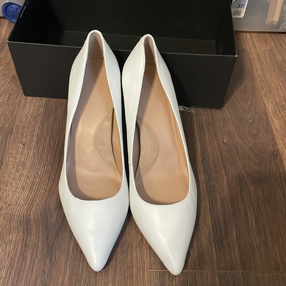 White banana republic heel - Picture 2 of 4